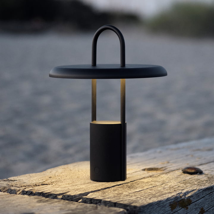 Stelton-Pier-Akku-LED-Leuchte-schwarz-Situation-4