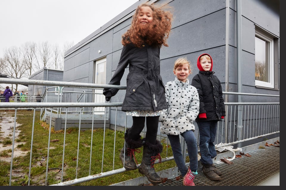 Børn der leger i midlertidige genhusnings boliger