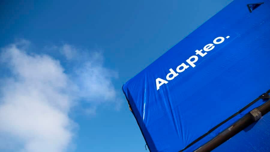 Adapteo projekt med himlen som baggrund