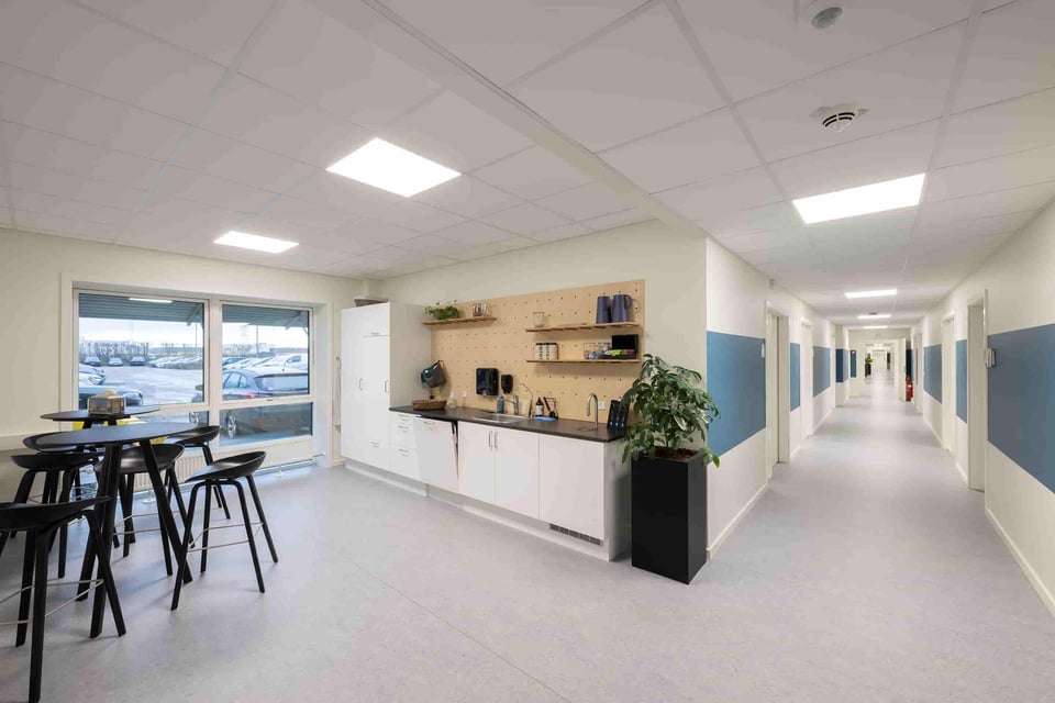 Stort køkken i kontorpavillon