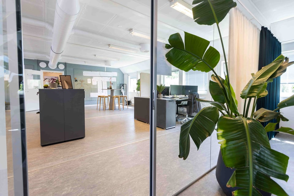Kontorpavillon med stort og rummeligt køkken indvendigt