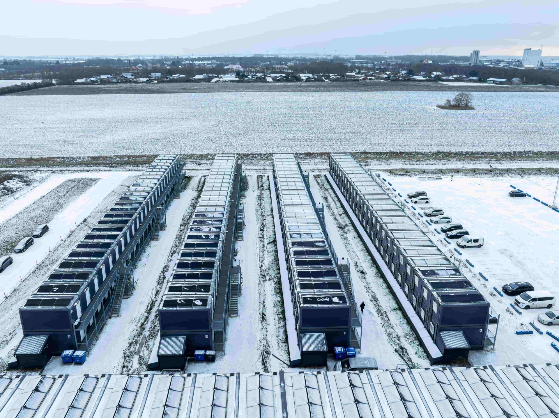 <span id="hs_cos_wrapper_name" class="hs_cos_wrapper hs_cos_wrapper_meta_field hs_cos_wrapper_type_text" style="" data-hs-cos-general-type="meta_field" data-hs-cos-type="text" >Vintermørke stopper ikke produktionen af grøn strøm i Danmarks største modulære lavenergi-camp</span>