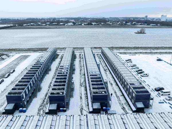 Vintermørke stopper ikke produktionen af grøn strøm i Danmarks største modulære lavenergi-camp